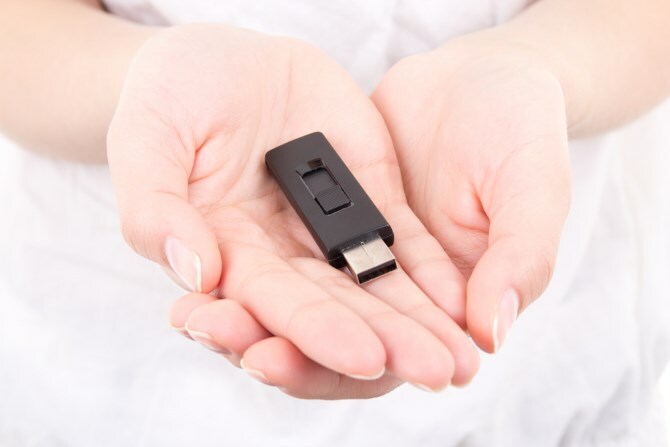 Rokās turēts USB diskdzinis