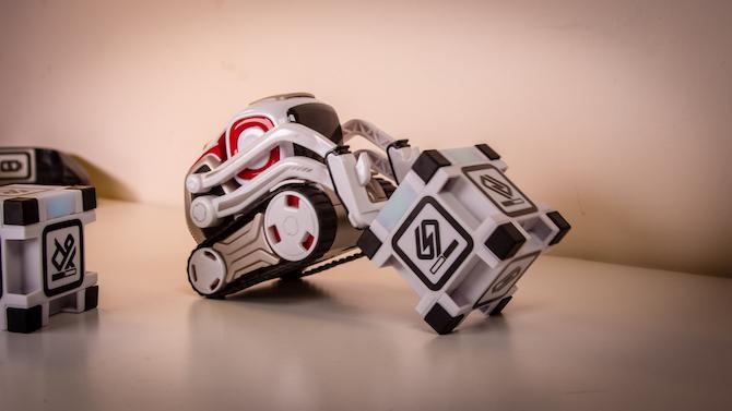 Šim rotaļlietu robotam ir sava dzīve: Anki Cozmo Review Cozmo 15