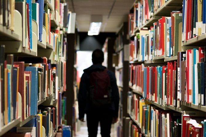 students bibliotēkā