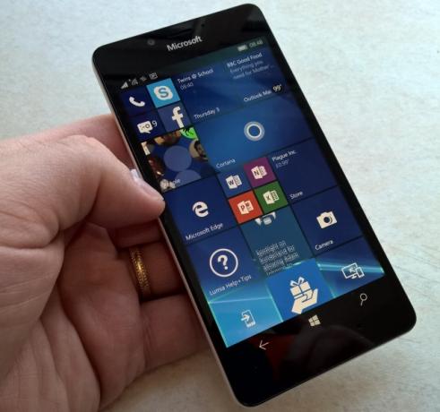 muo-hardwarereview-lumia950-front