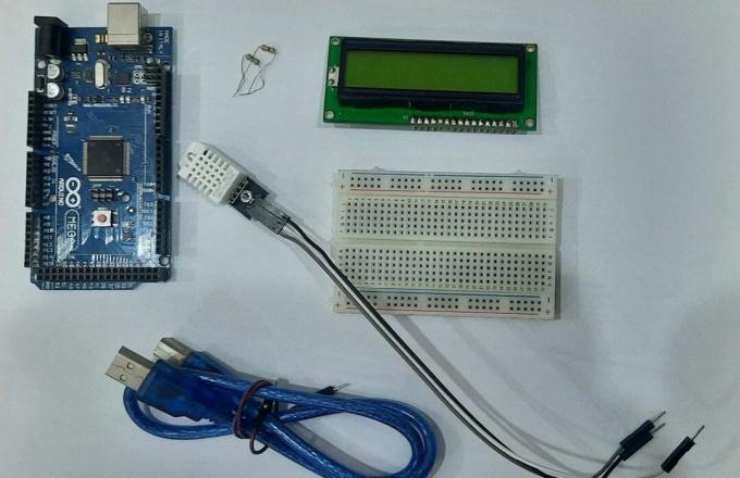 Arduino Mega ar sensoru, LCD, maizes plati, rezistoriem un savienotājiem