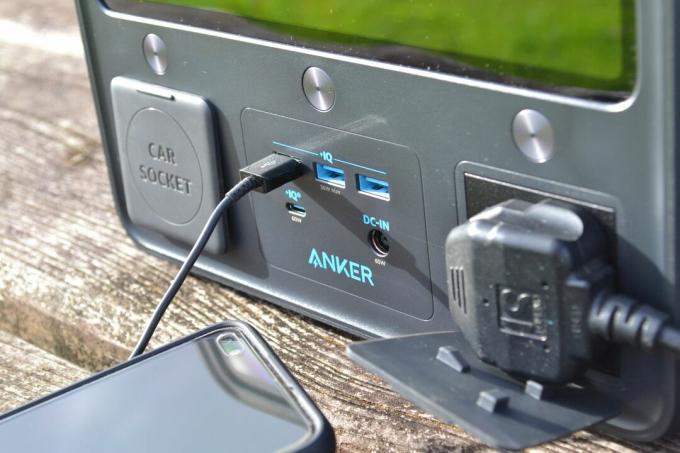 anker powerhouse II 400 spraudņi un usb porti