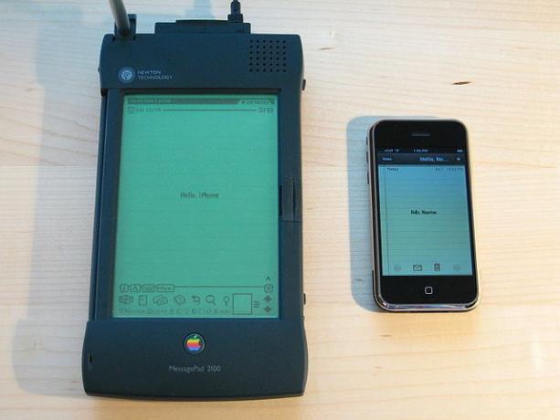 640px-Apple_Newton_and_iPhone