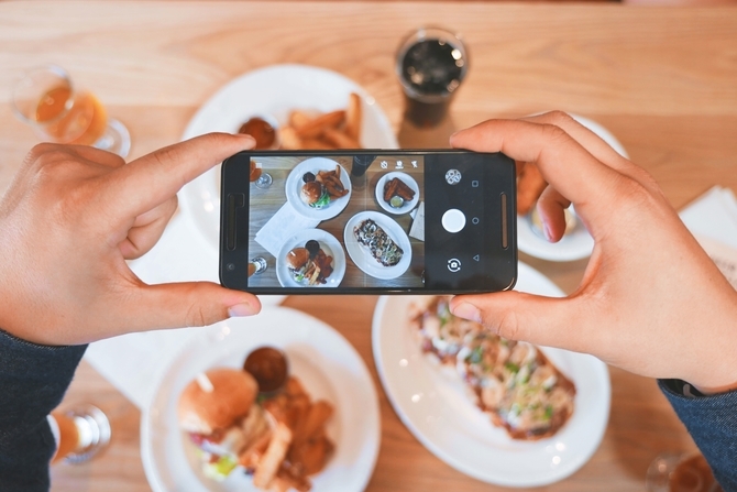 maltītes nofotografēšana ar viedtālruni