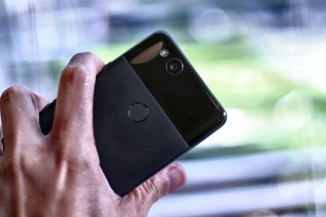 Google Pixel 2 apskats: vai tas ir labākais viedtālrunis jebkad? google 2. pikseļa turēšana rokā 670x447