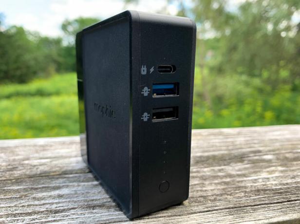 Mophie Powerstation Hub pieslēgvietas no priekšpuses