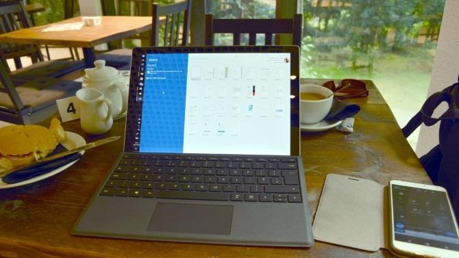 Viens planšetdators, lai tos visus pārvaldītu: Microsoft Surface Pro 2017 apskats muo produktu pārskatos surfacepro2017 cafe