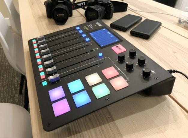 Rodecaster Pro skats uz sāniem