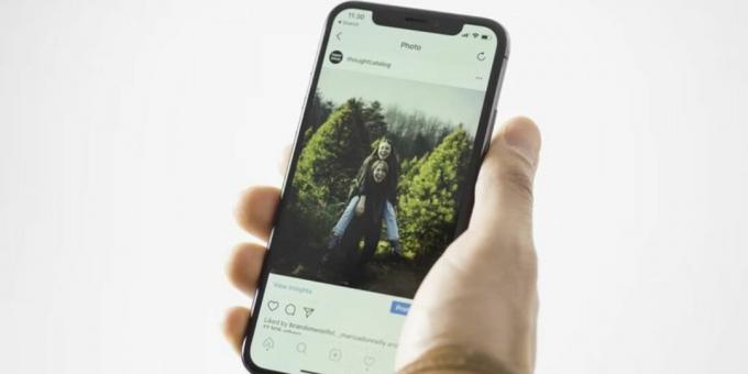 persona, kurai ir iPhone un rāda Instagram ziņu 