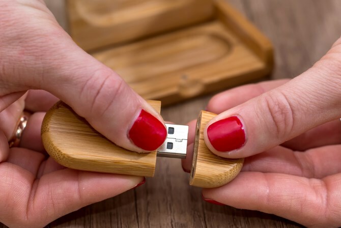 Koka USB, kas atvērts ar rokām