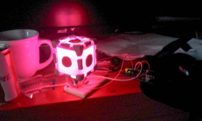 Kā izveidot pavadoņa kuba garastāvokļa lampu (absolūtiem Arduino iesācējiem) DIY pavadoņa kuba krāsas virpuļveida