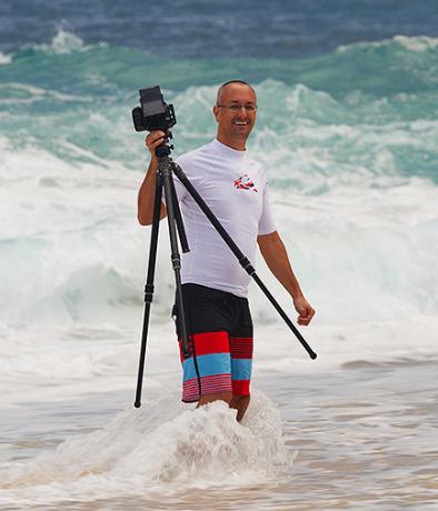 Jons Kornforts fotografē sērfošanu Oahu ziemeļu krastā