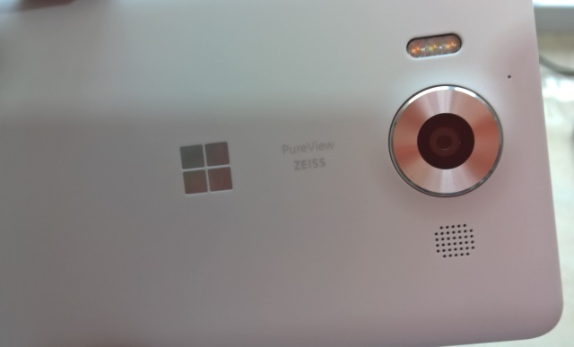 muo-hardwarereview-lumia950-plastikāts