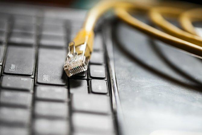 Ethernet kabelis klēpjdatora tastatūrā