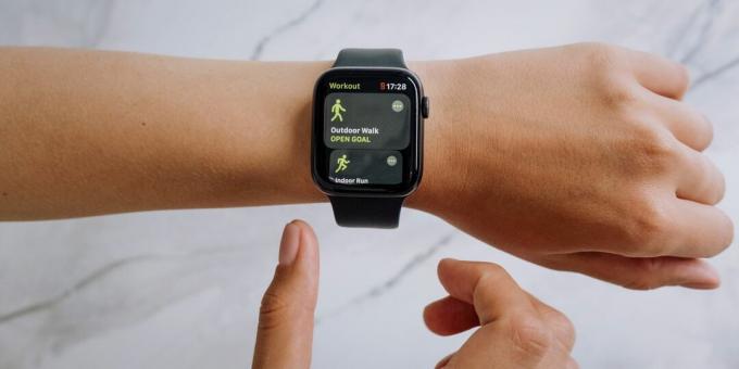 Apple Watch ar sporta siksnu, kas parāda āra pastaigu treniņu