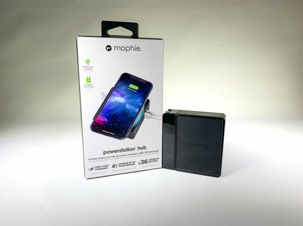 Mophie Powerstation Hub blakus tai esošajai kastei