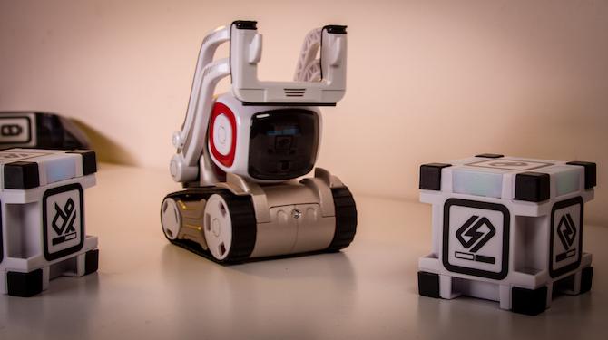 Šim rotaļlietu robotam ir sava dzīve: Anki Cozmo Review Cozmo 13