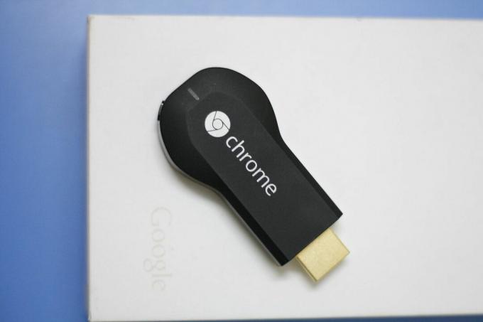 Google Chromecast dongle uz galda